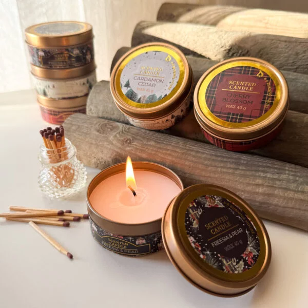 Illatgyertya tégelyben - tél 2025 - cseresznyevirág - kockás