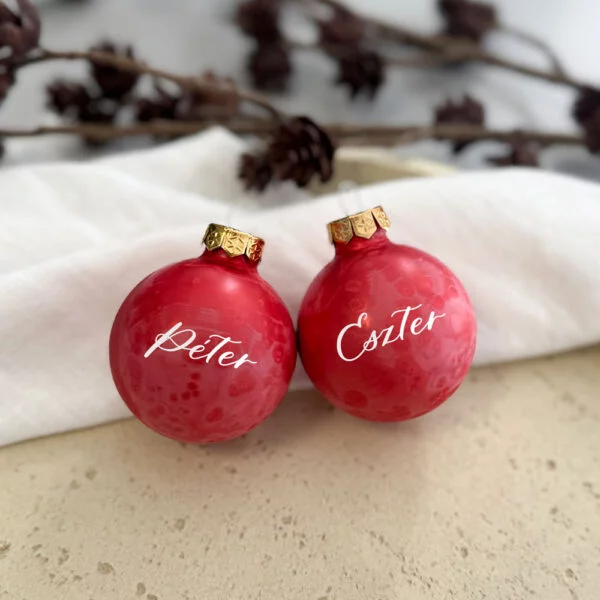 Feliratozható karácsonyi üveggömb - deres piros - 6 cm