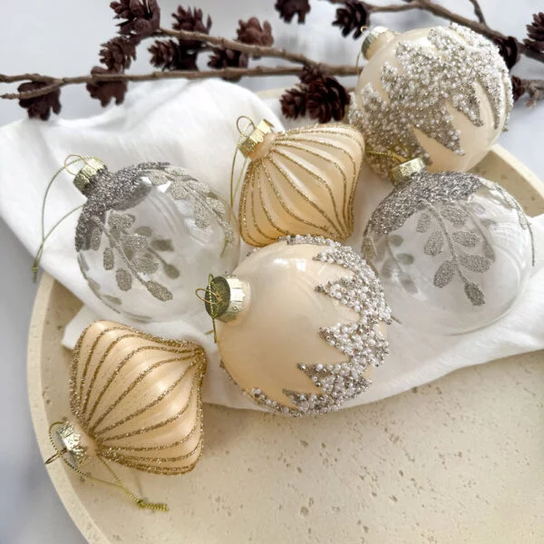 Díszített, különböző alakú üveggömbök - 6 db - pezsgő