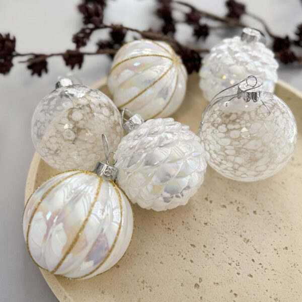 Díszített, különböző alakú üveggömbök - 6 db - irizáló fehér