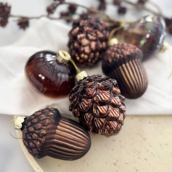 Díszített, különböző alakú üveggömbök - 6 db - barna